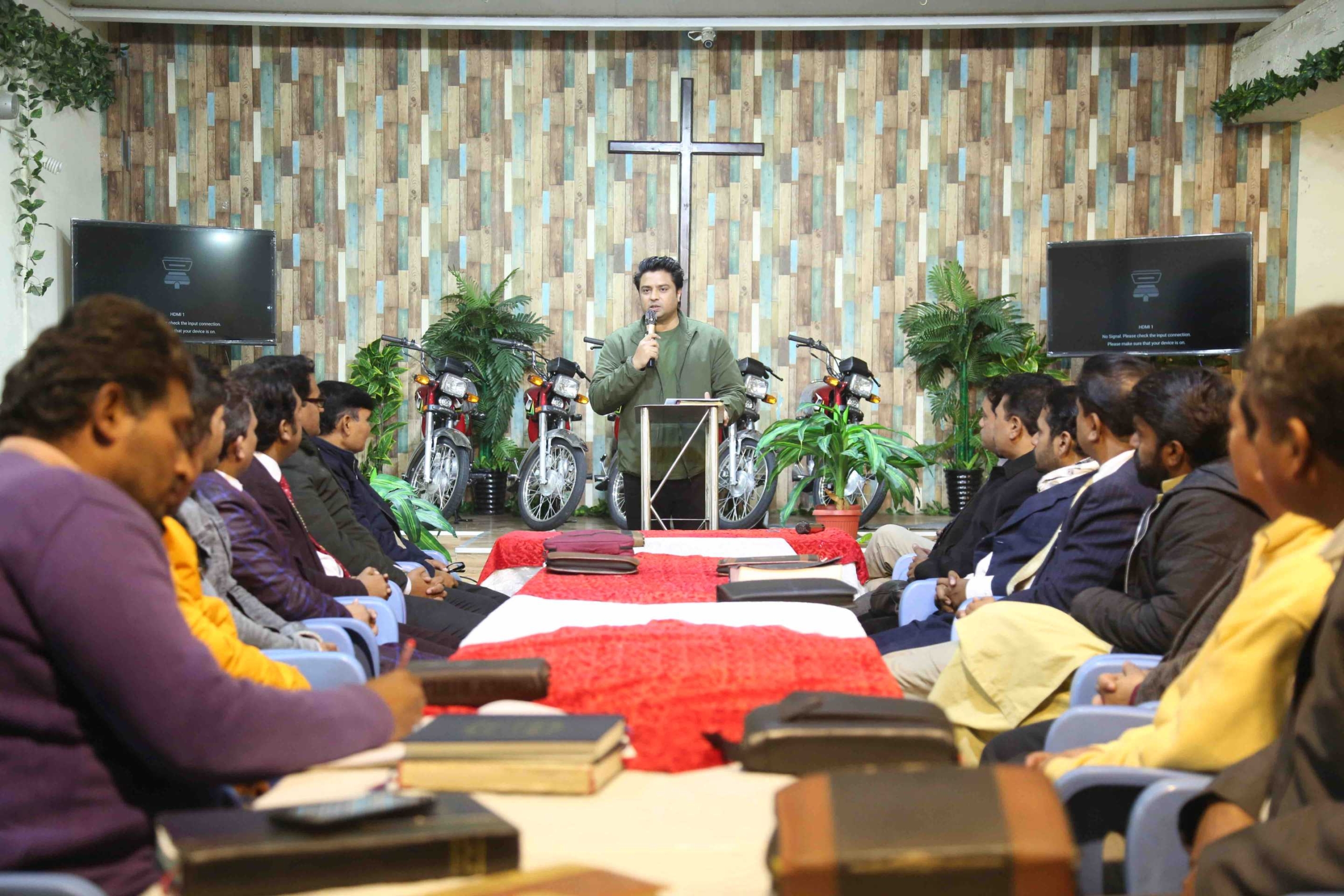 Rev. Dr. Naeem Nasir sharing the vision of church planting in Pakistan during Pastors Fellowship in Lahore 2025